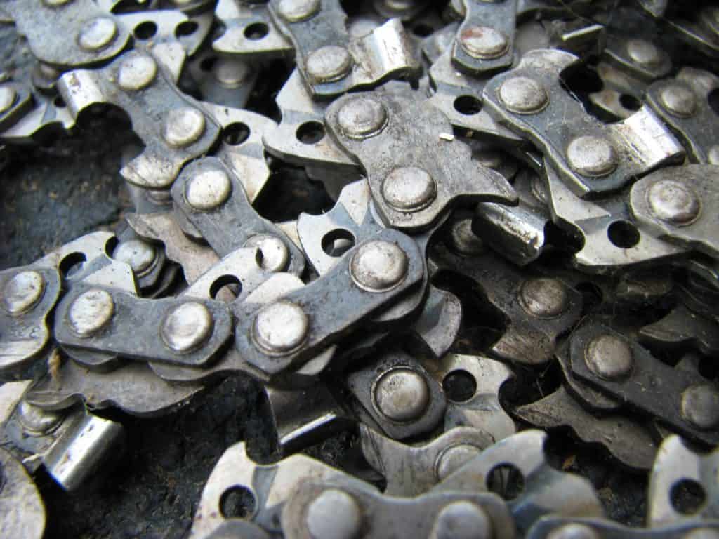 How to Replace a Chainsaw Chain 3 How to Replace a Chainsaw Chain Old chainsaw chains stacked against each other