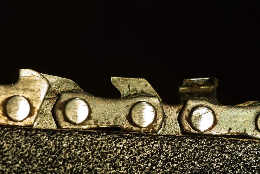 How to Replace a Chainsaw Chain 2 How to Replace a Chainsaw Chain Chainsaw chain in need of replacement