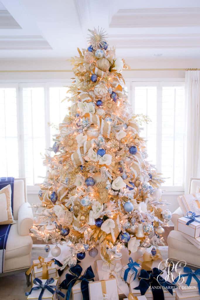 Elegant Lively Christmas Tree